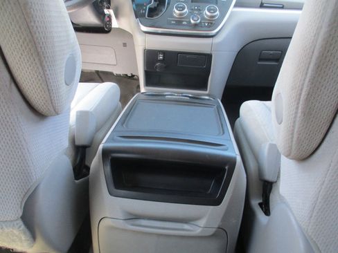 Used 2017 Toyota Sienna LE FWD image 39
