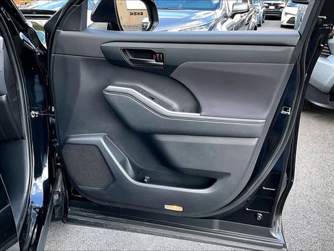 Used 2021 Toyota Highlander LE image 23