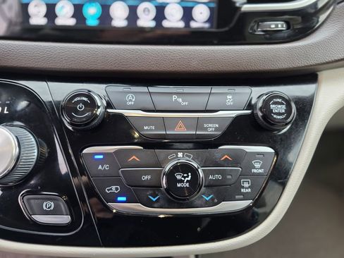 Used 2020 Chrysler Pacifica Touring-L image 28