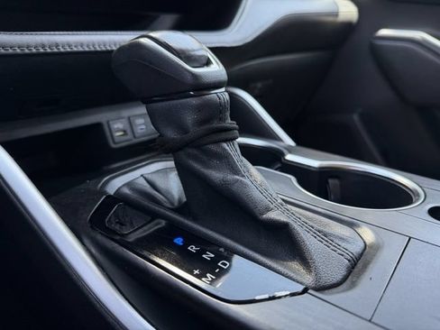 Used 2022 Toyota Highlander XLE FWD image 18
