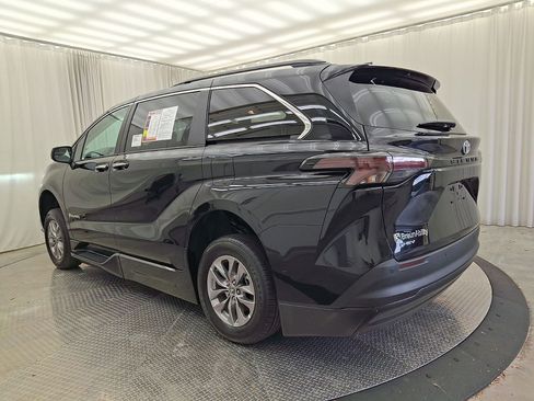 Used 2026 Toyota Sienna XLE FWD image 25