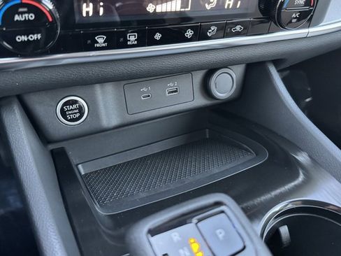 Used 2023 Nissan Rogue SV image 11