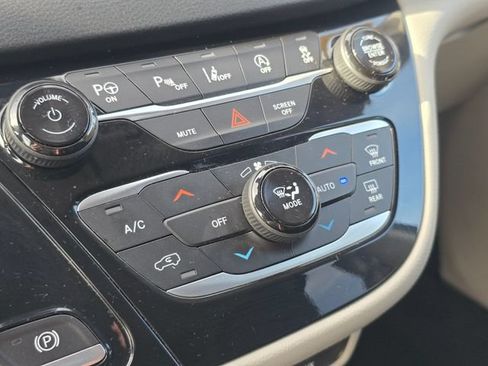 Used 2020 Chrysler Pacifica Touring w/ Advanced Safetytec Group FWD image 35