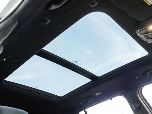 Used 2025 Jeep Grand Cherokee Limited w/ Luxury Tech Group II image 15