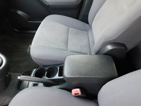 Used 2005 Toyota Matrix 4dr Wgn Auto FWD image 12