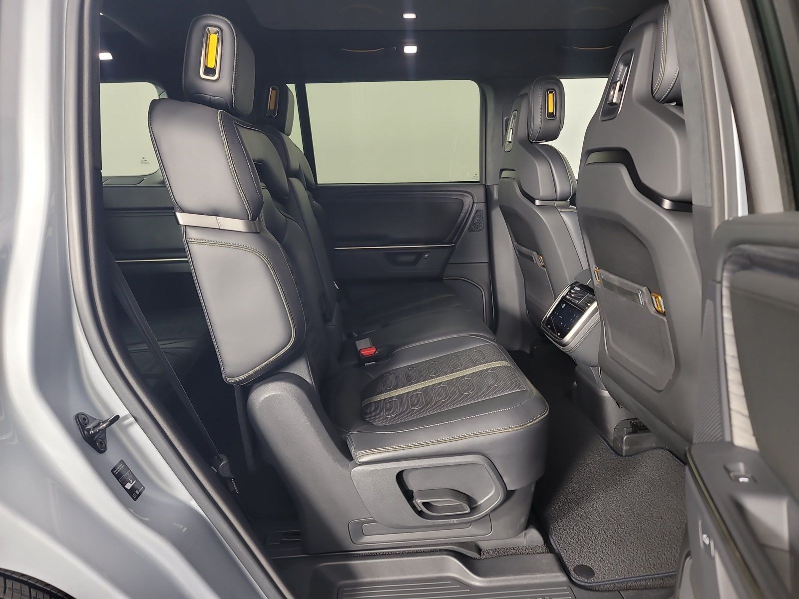 Used 2025 Rivian R1S Adventure Dual AWD/4WD image 23