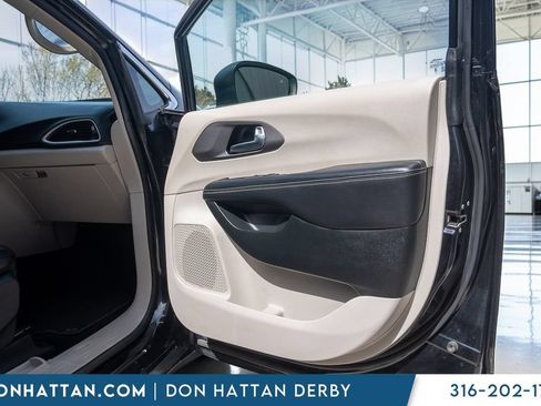 Used 2023 Chrysler Pacifica Touring-L FWD image 25