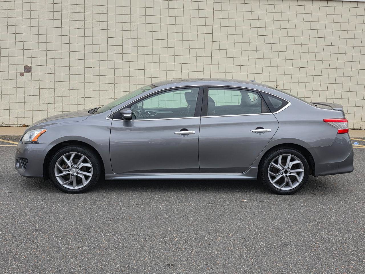 Used 2015 Nissan Sentra SR w/ SR Premium Package FWD image 4