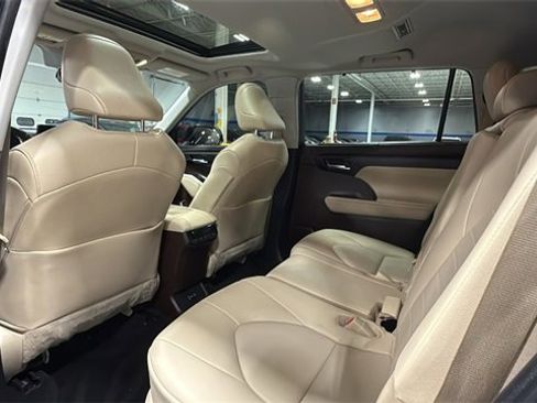 Used 2022 Toyota Highlander XLE image 13