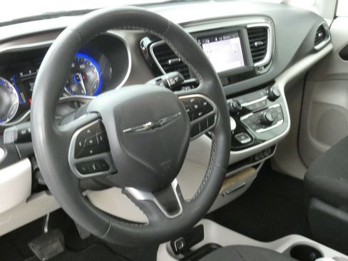 Used 2023 Chrysler Voyager LX FWD image 7