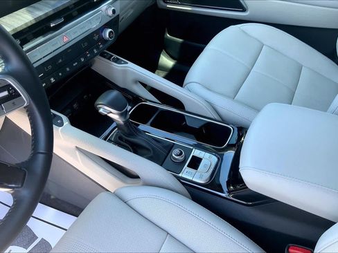 Used 2025 Kia Telluride SX w/ SX Captain's Chair Package FWD image 17