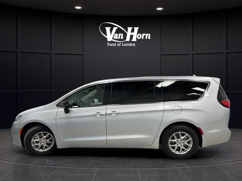 Used 2024 Chrysler Pacifica Touring-L FWD image 4