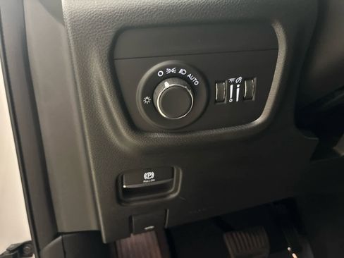 Used 2024 Jeep Grand Cherokee Altitude AWD/4WD image 13