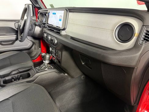 Used 2024 Jeep Wrangler Unlimited AWD/4WD image 28