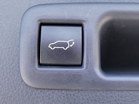 Used 2024 Toyota Highlander LE image 5