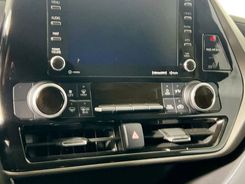 Used 2021 Toyota Highlander LE image 27