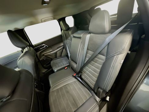 Used 2025 Mitsubishi Outlander SE image 29