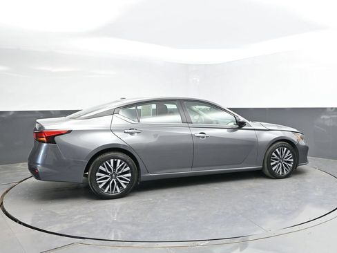 Used 2025 Nissan Altima 2.5 SV FWD image 10