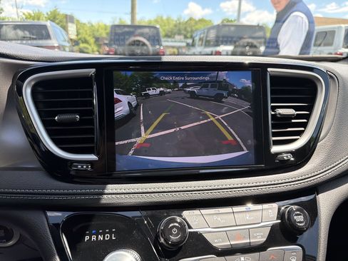 Used 2025 Chrysler Pacifica Select FWD image 32