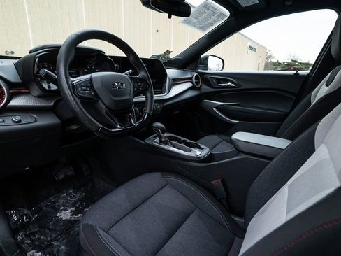 Used 2024 Chevrolet Trax RS w/ Sunroof Package image 11