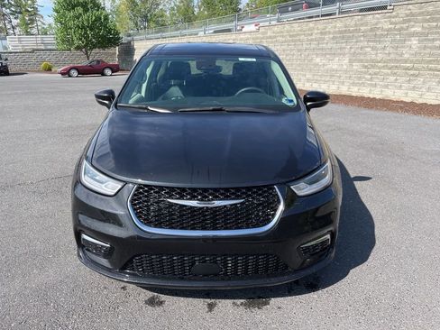 Used 2023 Chrysler Pacifica Touring-L image 4