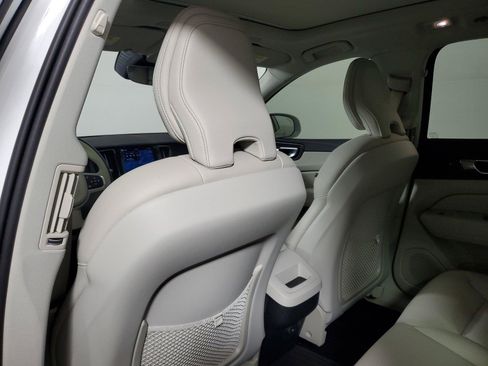 Used 2022 Volvo XC60 B5 Momentum w/ Climate Package FWD image 14