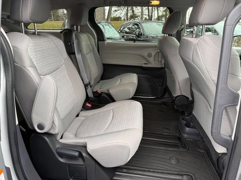Used 2023 Toyota Sienna LE AWD/4WD image 13
