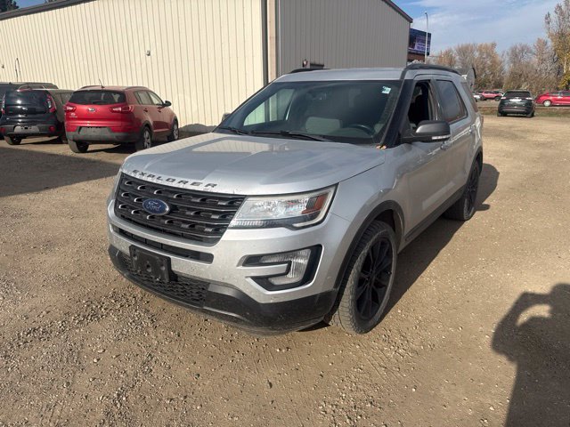 Used 2017 Ford Explorer XLT w/ Equipment Group 202A AWD/4WD image 5