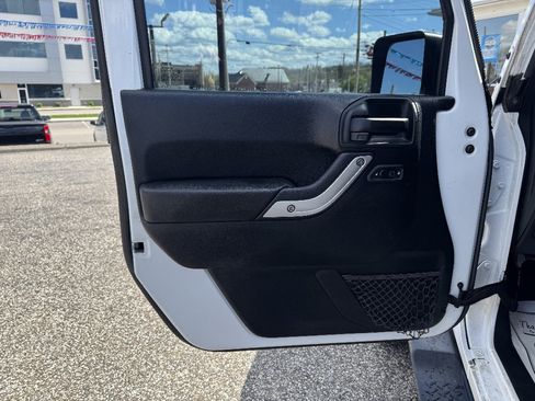 Used 2018 Jeep Wrangler Unlimited Sahara image 24