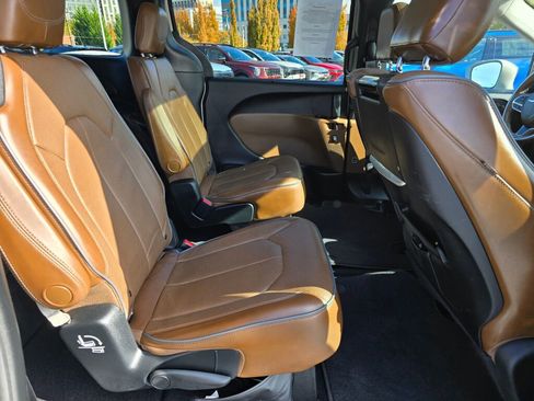 Used 2017 Chrysler Pacifica Limited image 14