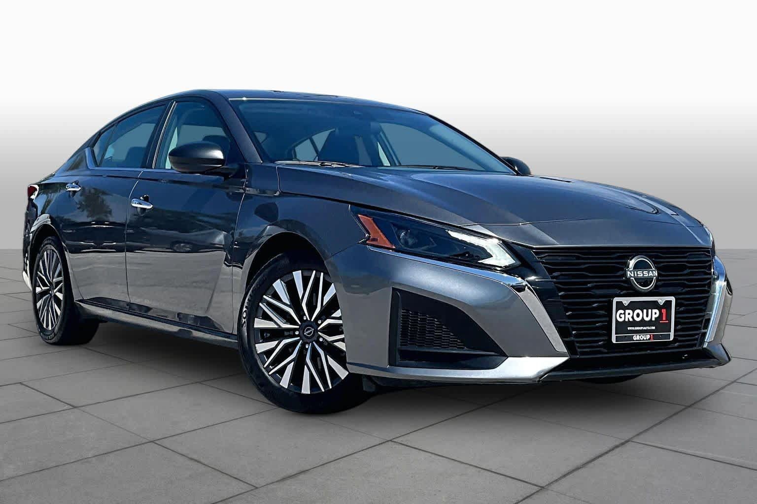 Used 2025 Nissan Altima 2.5 SV FWD image 3
