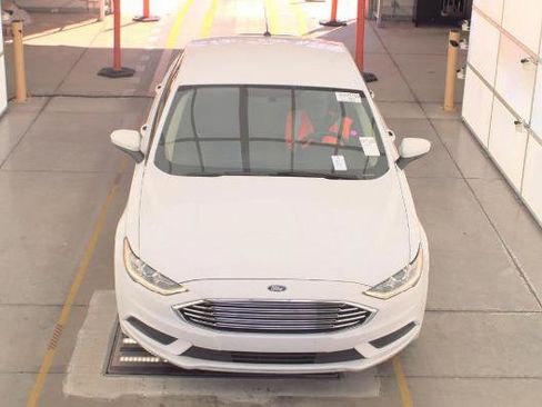 Used 2018 Ford Fusion SE w/ Fusion SE Technology Package image 2