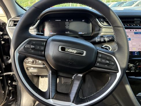 Used 2023 Jeep Grand Cherokee Limited image 10