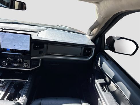 Used 2024 Ford Expedition XLT image 23