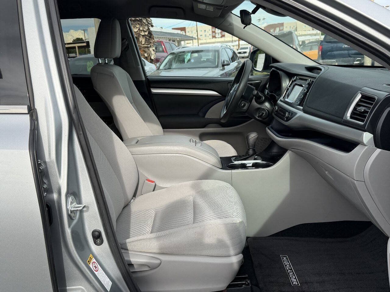 Used 2017 Toyota Highlander LE w/ Carpet Mat Package FWD image 15