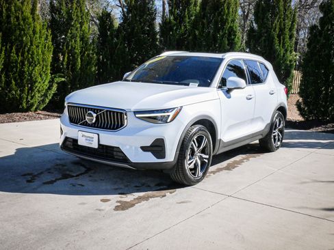 Used 2025 Volvo XC40 B5 Core image 5