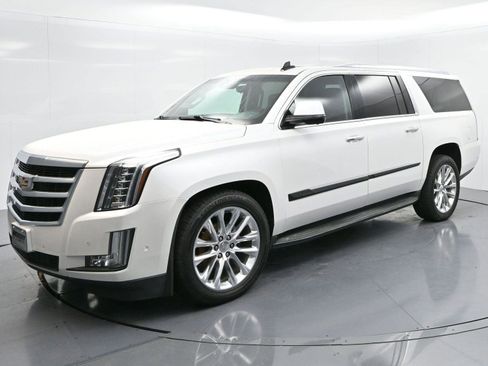 Used 2017 Cadillac Escalade ESV Luxury image 3