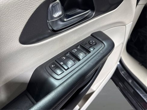 Used 2022 Chrysler Pacifica Touring-L FWD image 30