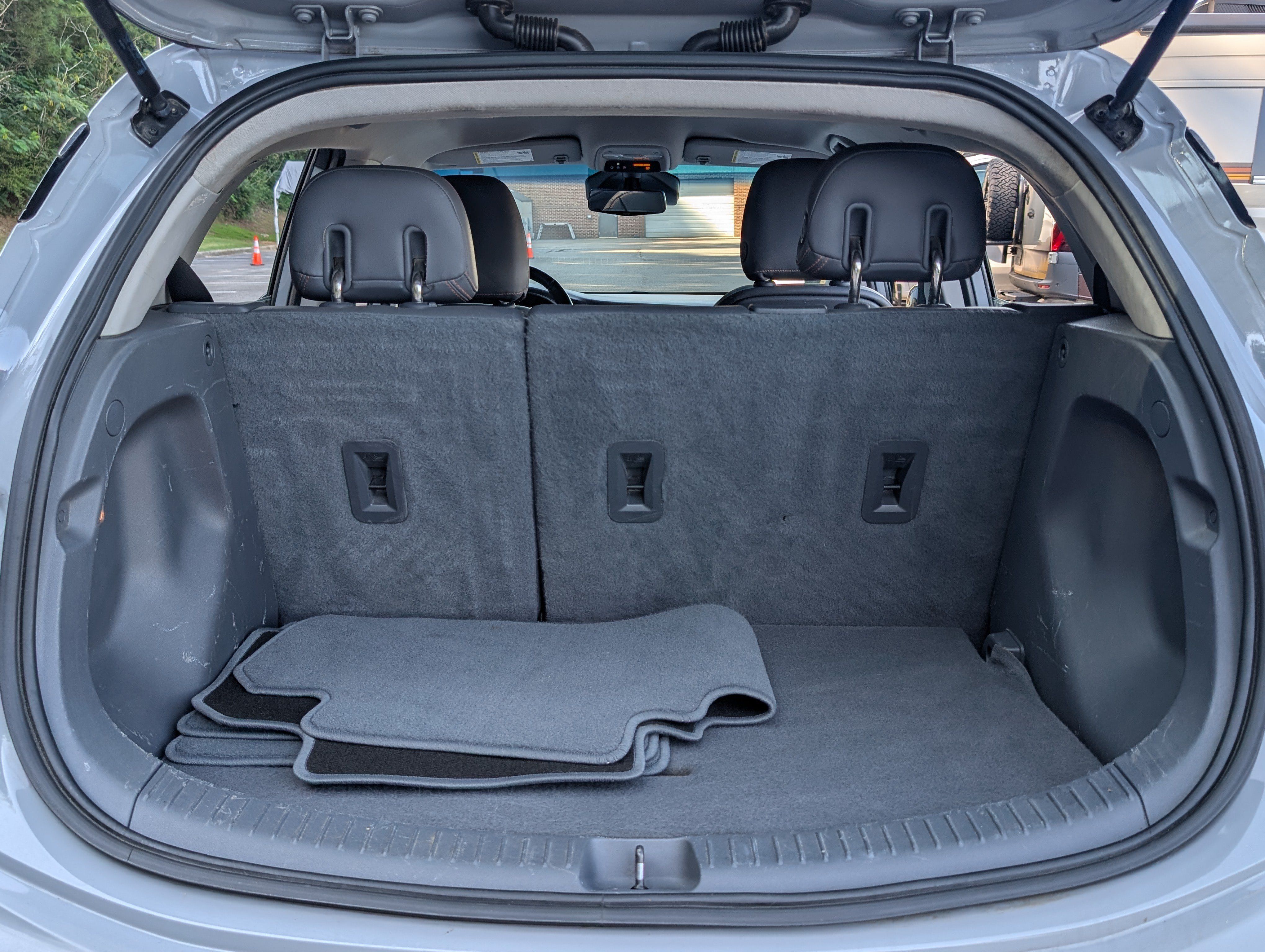 Used 2019 Chevrolet Bolt Premier w/ Infotainment Package FWD image 18
