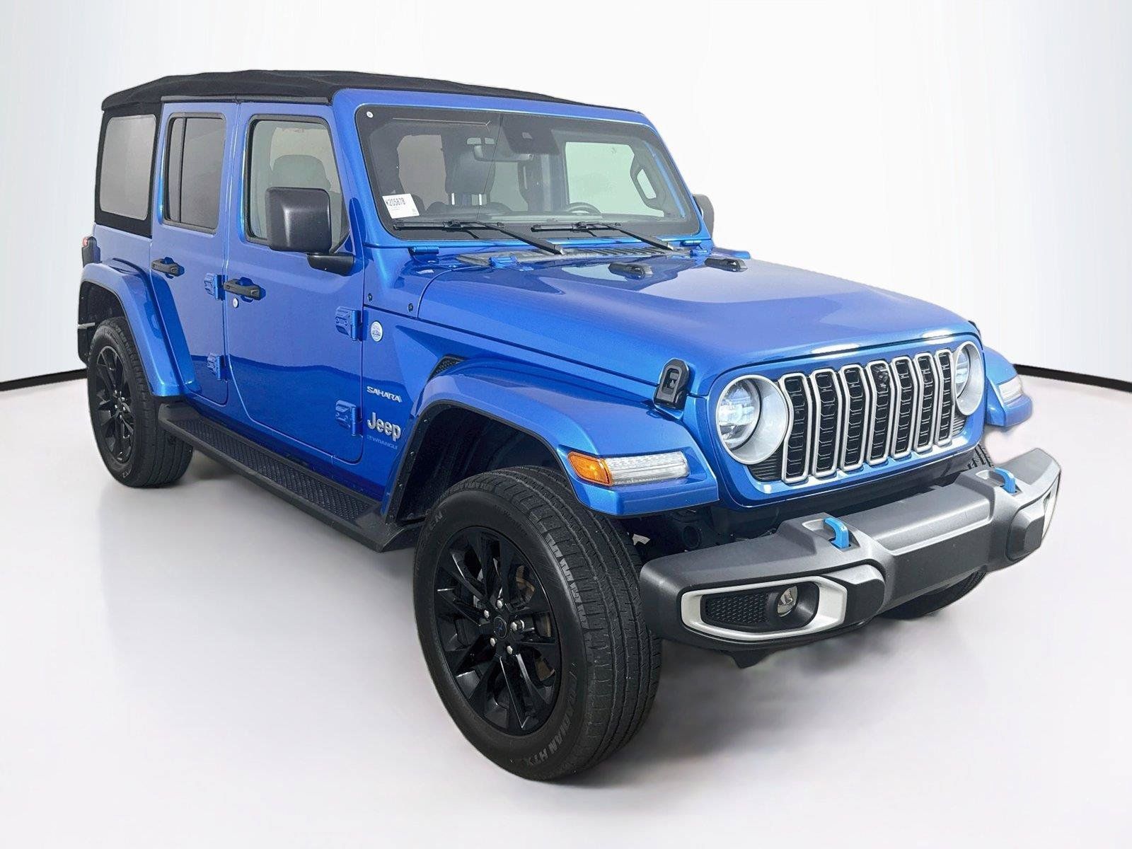Used 2024 Jeep Wrangler Unlimited Sahara w/ Technology Group AWD/4WD image 8