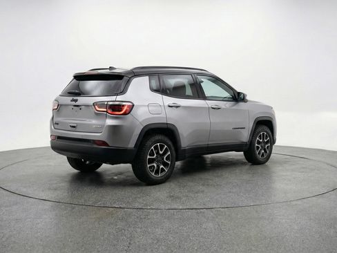 Used 2025 Jeep Compass Trailhawk image 9