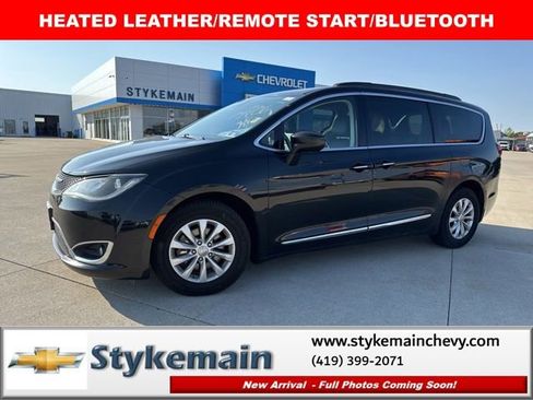 Used 2017 Chrysler Pacifica Touring-L FWD image 1