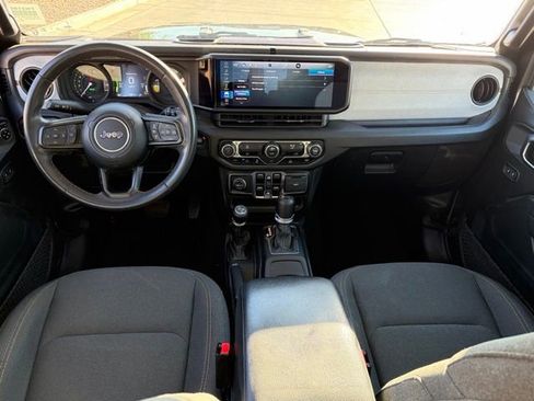 Used 2024 Jeep Wrangler Unlimited image 12