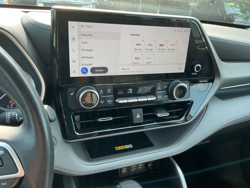 Used 2023 Toyota Highlander XLE FWD image 28
