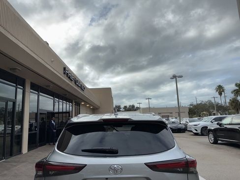 Used 2024 Toyota Highlander XLE image 7