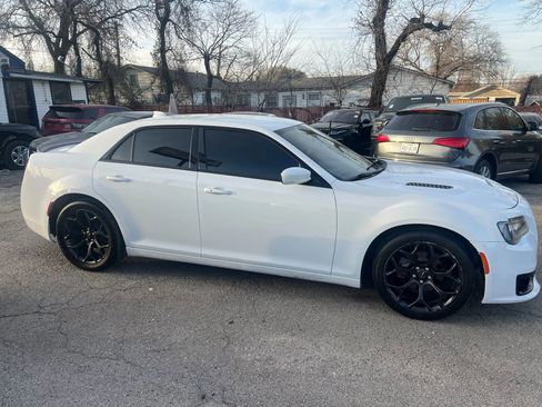 Used 2019 Chrysler 300 S image 4