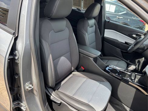 Used 2025 Chevrolet Trax LT FWD image 34