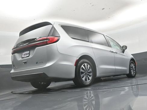 Used 2024 Chrysler Pacifica Limited FWD image 42
