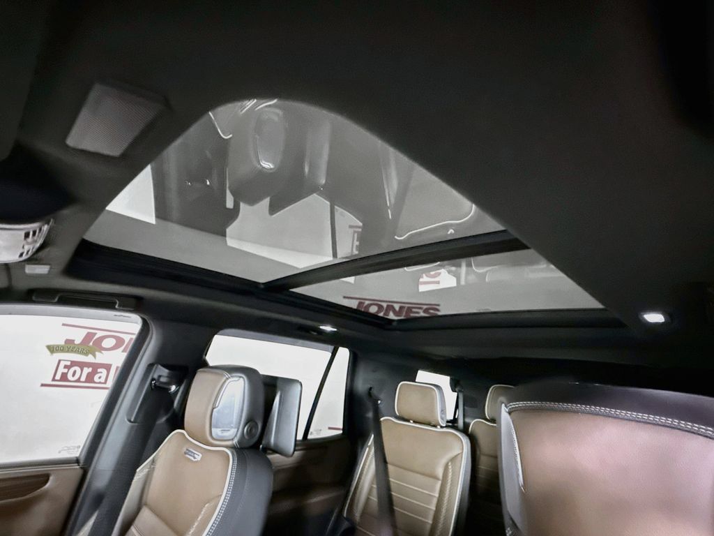 Used 2025 GMC Yukon Denali Ultimate AWD/4WD image 10