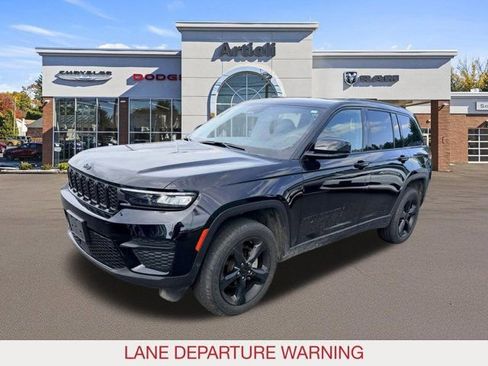 Used 2023 Jeep Grand Cherokee Altitude image 4